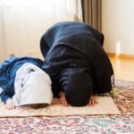 Muslimah n daughter praying | Aisha Moallin