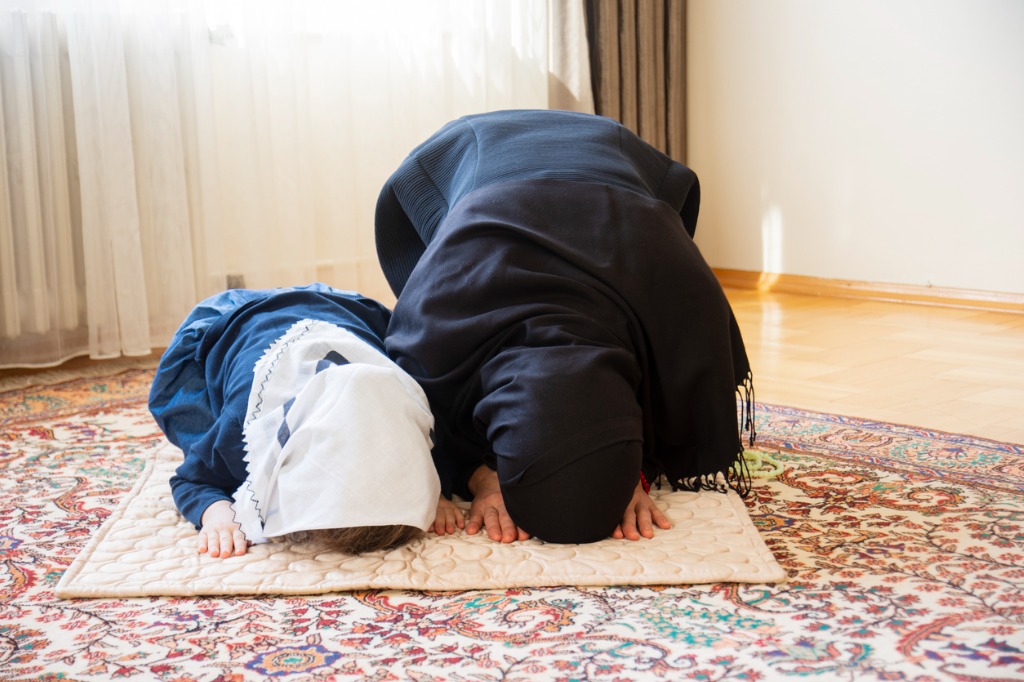 Muslimah n daughter praying | Aisha Moallin